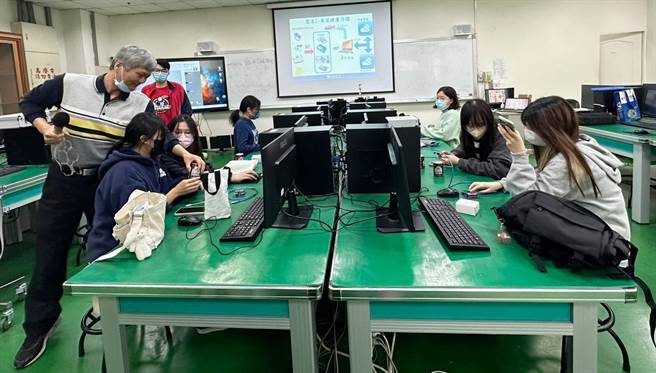 弘光科大医工系办智慧医疗器材探索营，副教授赖忠裕(左)以血氧等防疫物品议题教学生。（弘光科大提供）