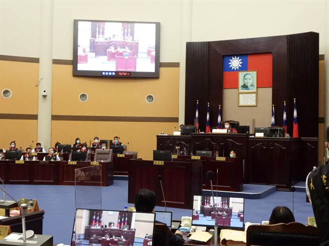 花莲县议会今召开第20届第一次临时大会二、三读会，议长张峻见县长徐榛蔚及副县长顏新章未到场说明追加预算事宜，裁示会议延审。（罗亦晽摄）