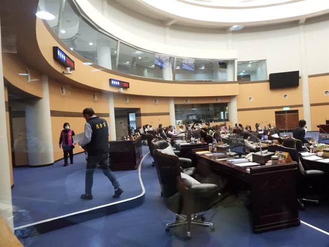 花莲县议会今召开第20届第一次临时大会二、三读会，议长张峻见县长徐榛蔚及副县长顏新章未到场说明追加预算事宜，裁示会议延审，引发议会国民党团不满，退席以示抗议。（罗亦晽摄）