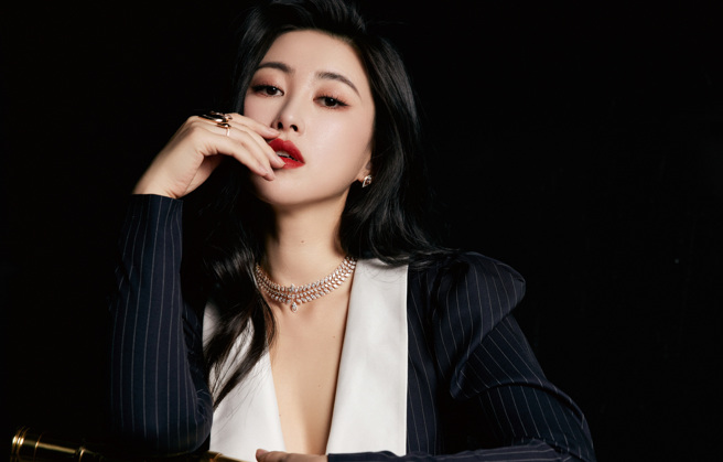 朱珠不但拥有良好的家世背景，还拥有亮眼的外型。(图/朱珠 微博)