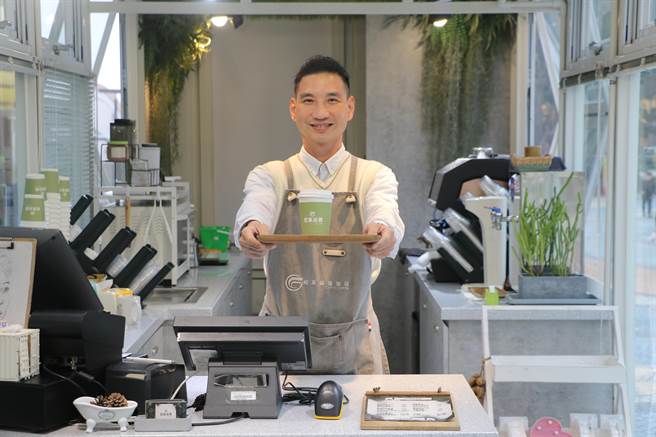 拥有工程设计师与婚礼顾问分别十多年经验的黄昭隆，结合两项专长，打造浪漫货柜咖啡。（丽宝乐园提供）