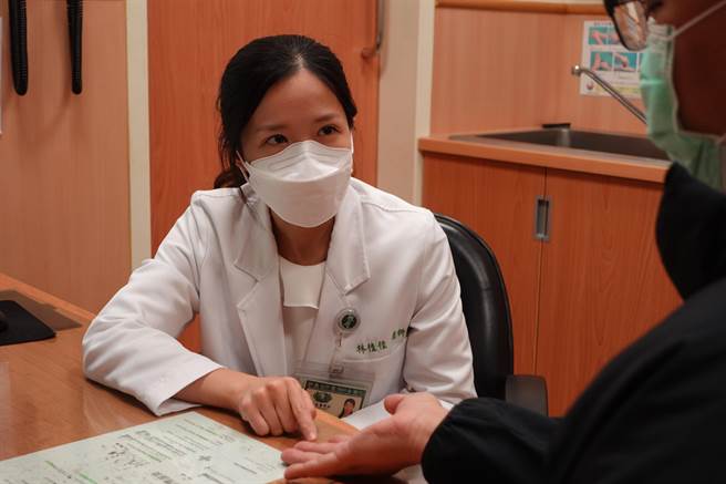 林佳佳建議，讓肌膚保濕時間拉長，皮膚乾裂問題自然就不會發生。(慈濟醫院提供)