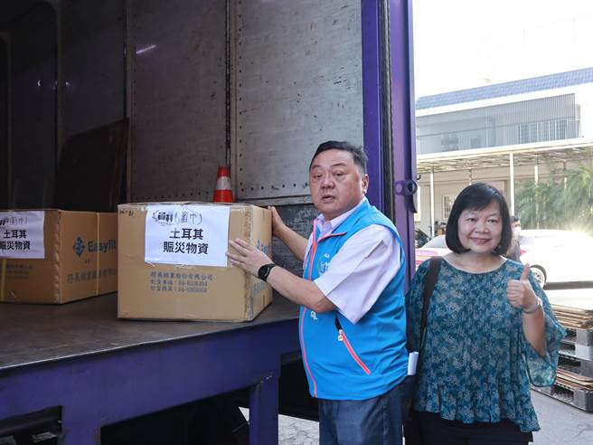 員林市長游振雄(左)不僅捐出薪水，還集結在地企業捐贈，今共112箱超過萬件的保暖衣物送往土耳其，感謝土國過去相挺。(員林公所提供／吳建輝彰化傳真)