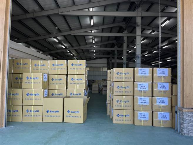 員林市公所拋磚引玉，採購一批發熱衣捐贈給土耳其，在地企業響應，13日將112箱發熱衣、棉襪、圍巾等禦寒物資，送往台北指定倉庫。(員林公所提供／吳建輝彰化傳真)