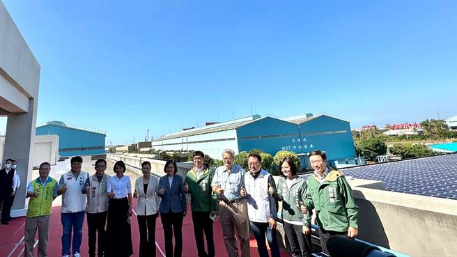 蔡英文总统（中）今（13）日视察中钢公司再生水系统、节水暨水源多元化策略。（柯宗纬摄）