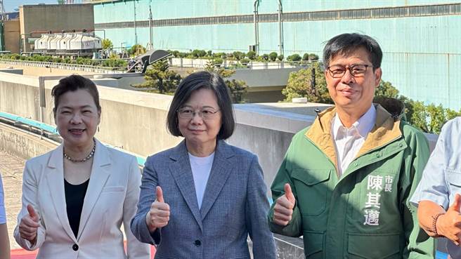 蔡英文总统（中）今（13）日视察中钢公司再生水系统、节水暨水源多元化策略。（柯宗纬摄）