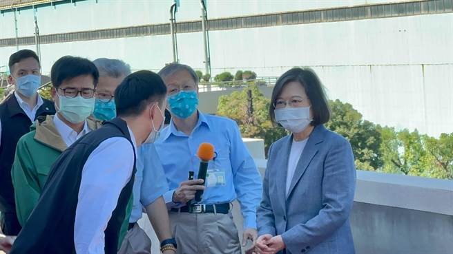 蔡英文总统（右）今（13）日视察中钢公司再生水系统、节水暨水源多元化策略。（柯宗纬摄）
