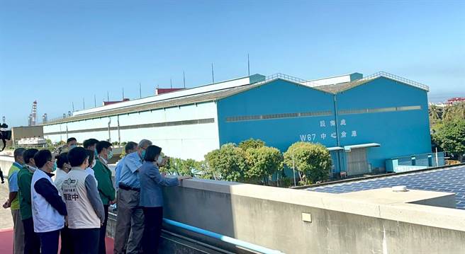蔡英文总统（右）今（13）日视察中钢公司再生水系统、节水暨水源多元化策略。（柯宗纬摄）