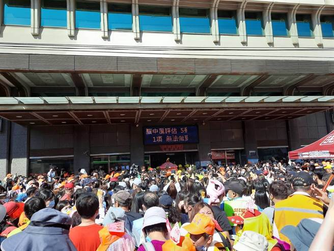 沙鹿光田醫院院長王乃弘夫婦率醫護人員，在白沙屯媽祖鑾轎前跪拜，祈求病患身體健康。（擷取自白沙屯即時轉播）