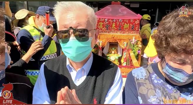 沙鹿光田醫院院長王乃弘夫婦率醫護人員，在白沙屯媽祖鑾轎前跪拜，祈求病患身體健康。（擷取自白沙屯即時轉播）