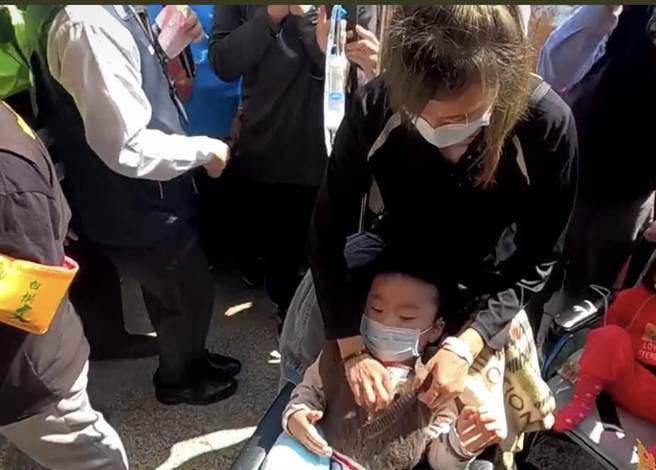 沙鹿光田醫院院長王乃弘夫婦率醫護人員，在白沙屯媽祖鑾轎前跪拜，祈求病患身體健康。（擷取自白沙屯即時轉播）