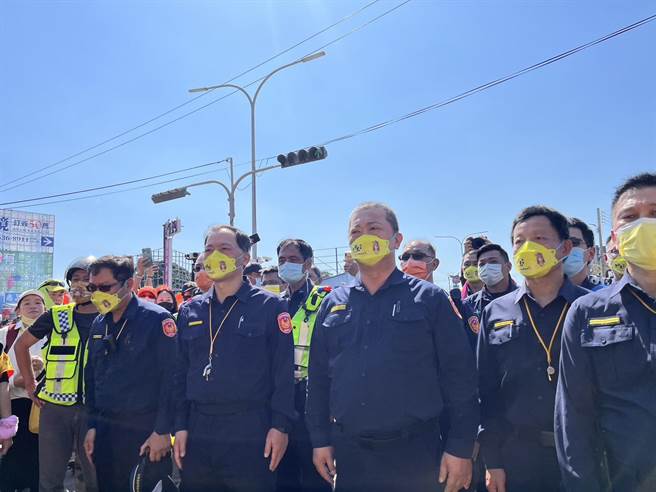烏日分局上午11時許於沙鹿區與龍井區的交界，沙田路與向上路口，大批警力恭迎媽祖進入轄區，正式接手沿途保護媽祖及信眾的勤務。(陳世宗翻攝)