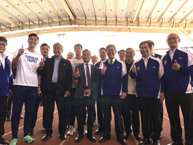 行政院长陈建仁（右三）13日上午前往高雄左营视察国家运动训练中心。（杨舒婷摄）