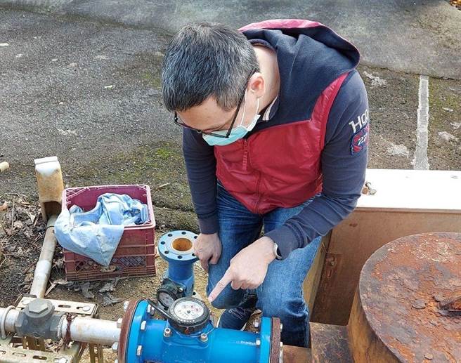 新北市水利局徵收温泉取用费抄表作业，每半年查核一次。（新北市水利局提供）