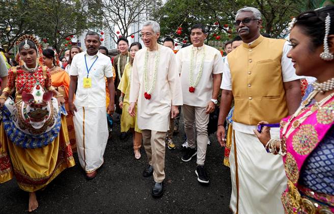 圖為李顯龍出席新加坡印度族群的豐收節活動照。（摘自李顯龍臉書）