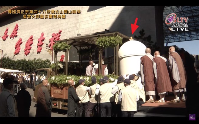 星云法体真身「坐龛」太高一度卡住险些上不了车，所幸师父即时拆除零件后，让涅槃塔顺利巡山。（翻摄自人间卫视／林瑞益传真）