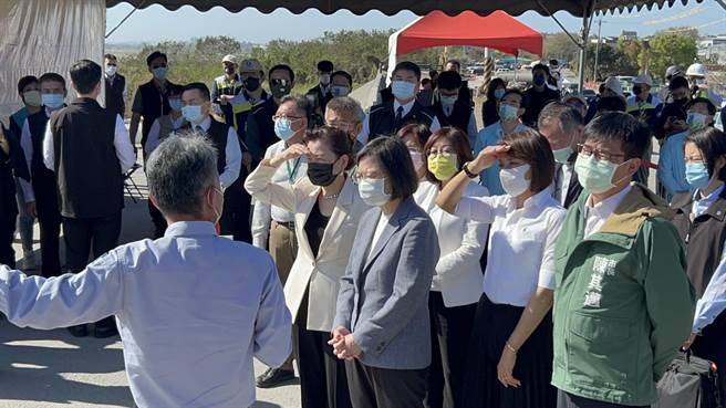 蔡英文总统（中）、与经济部长王美花（左1）、高雄市长陈其迈一同视察高雄水情。（崔正纲摄）