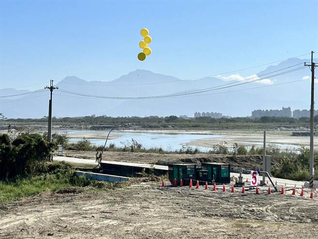 蔡英文总统视察高屏溪抗旱水井。（崔正纲摄）