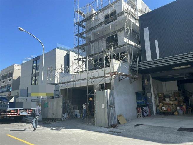 台中市南屯區一處工地傳出工人從鷹架墜落不治。（民眾提供）