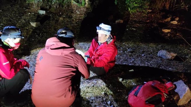 台中市消防局13日凌晨找到登山一行人，救援人員並陪同他們下山脫困。(台中市消防局提供)