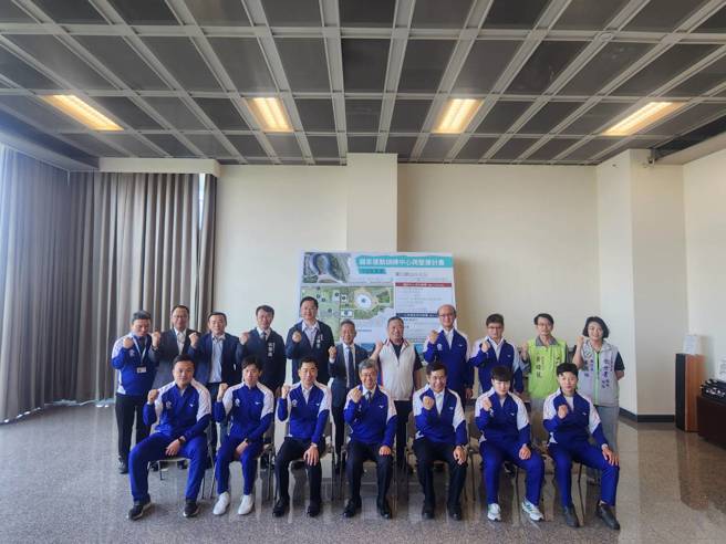 行政院长陈建仁(前排中)与发言人陈宗彦(前排左三)今日上午前往国训中心为国手们加油打气，期勉选手能在今年成都世大运和杭州亚运夺取佳绩。(中华田协提供)