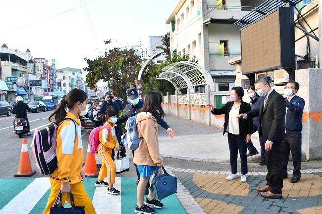 今天是开学日，彰化县长王惠美一早现身彰化市平和国小关心开学校园防疫情形，守护在门口与学生及家长打招呼。(吴建辉摄)