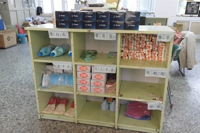 教育处表示彰化县各级学校防疫物资齐全，包括酒精、口罩备量。(吴建辉摄)