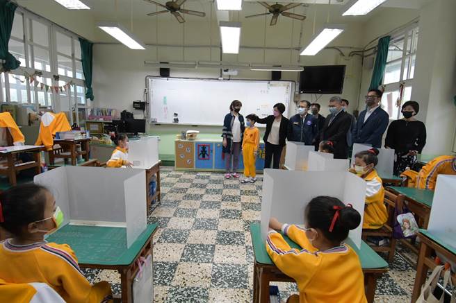 彰化县长王惠美在教育处长蔡金田、平和国小校长张鸿章等陪同下，也巡视校园各处防疫情形，包括酒精、口罩备量，学童量测体温、清消等作业。(吴建辉摄)