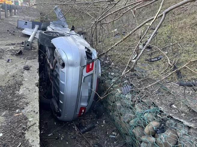 賓士駕駛衝破護欄側翻邊坡。（民眾提供／李京昇苗栗傳真）