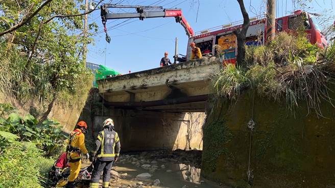 桃园平镇大货车与机车擦撞，骑士摔落圳沟送医。(消防局提供／吕筱蝉桃园传真)