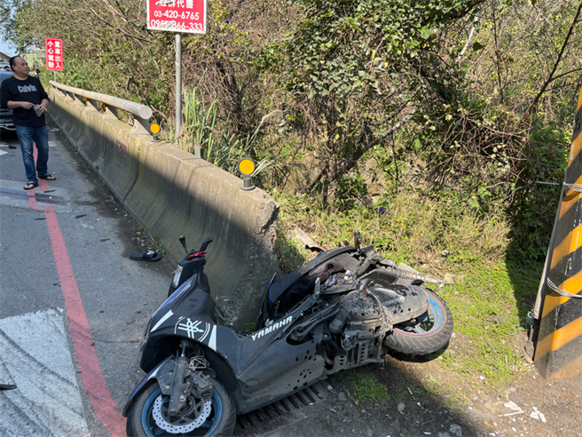 桃园平镇大货车与机车擦撞 骑士摔落圳沟送医。(警方提供／吕筱蝉桃园传真)