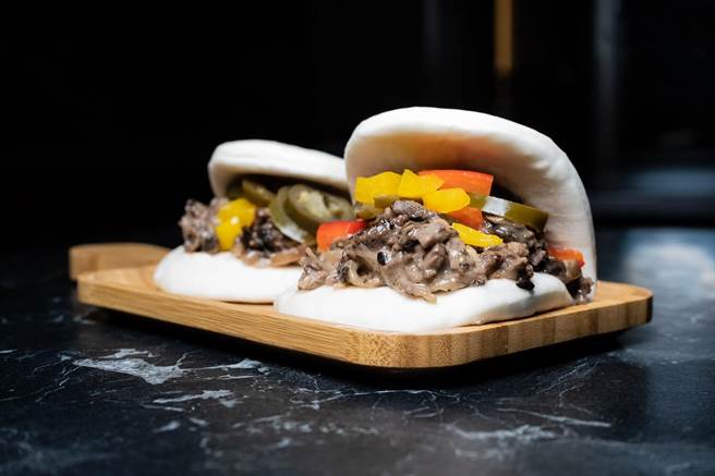 零贰柒餐酒馆与杜蕾斯联名品「费城起司牛肉刈包」，让情侣共度节日有了新选择。（杜蕾斯提供）