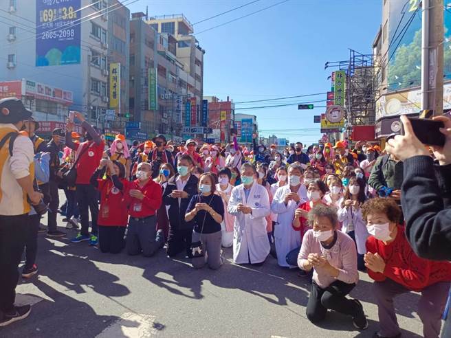 白沙屯媽祖鑾轎上午經過沙鹿區中山路，在童醫院沙鹿院區前；總院長童敏哲和醫護人員、患者等，在醫院前路旁跪迎媽祖。(童綜合醫院提供)