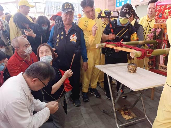 童敏哲聽完後馬上跪拜，叩謝媽祖的指點，3面加框的紅布將改掛在醫院搶救組牆壁，符合媽祖「保佑百姓」的神意。(童綜合醫院提供)