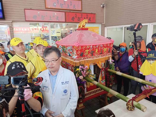 童敏哲聽完後馬上跪拜，叩謝媽祖的指點，3面加框的紅布將改掛在醫院搶救組牆壁，符合媽祖「保佑百姓」的神意。(童綜合醫院提供)