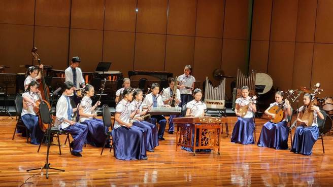 前峰国中国乐团「传琴」音乐会日前在冈山文化中心举行，学长姐与学弟妹们一起演出。（前峰国中提供／林瑞益高雄传真）