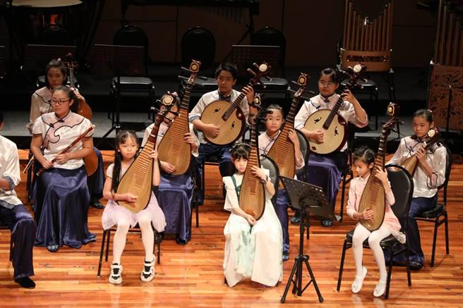 前峰国中国乐团「传琴」音乐会日前在冈山文化中心演出。（前峰国中提供／林瑞益高雄传真）