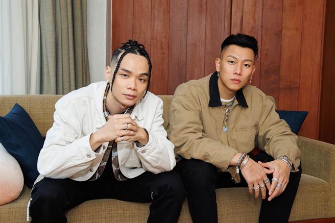 Barry Chen（左）新单曲〈No Worry〉邀请瘦子合作。（华纳音乐提供）