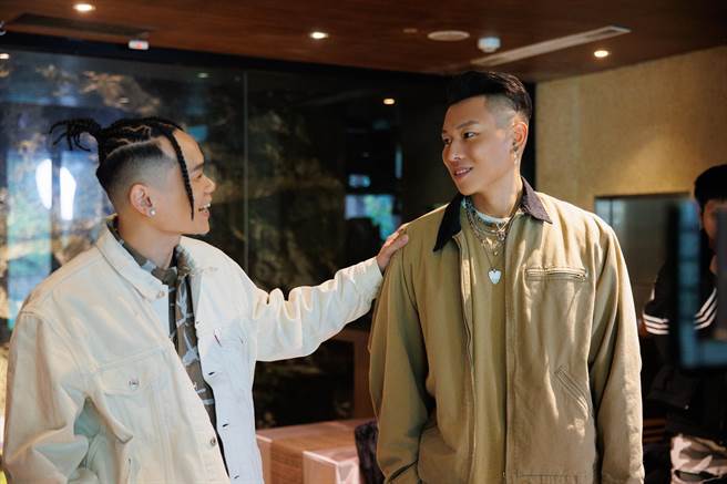 Barry Chen（左）新单曲〈No Worry〉邀请瘦子合作。（华纳音乐提供）