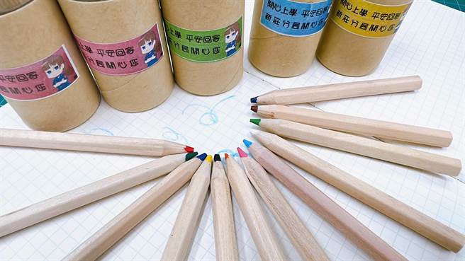 新莊警分局準備彩色鉛筆作為小禮物，並趁機宣導交通安全觀念。（警方提供）