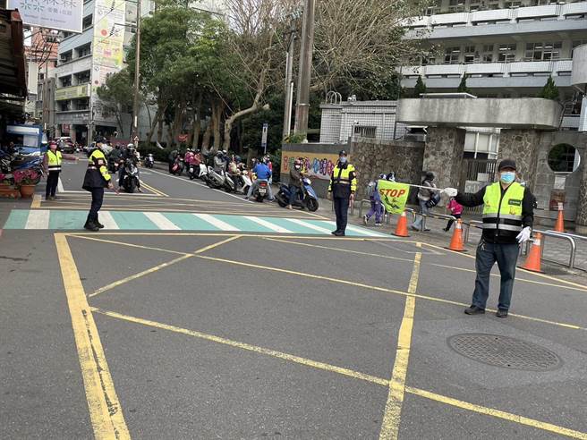 淡水警方在轄內國小門口維護交通秩序，確保學童安全。（警方提供）
