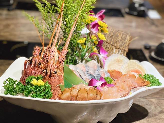 养心殿情人节推出「水姑娘龙虾刺身海陆情人节套餐」，丰富海陆滋味满足情人们的胃。（养心殿精致锅物提供）
