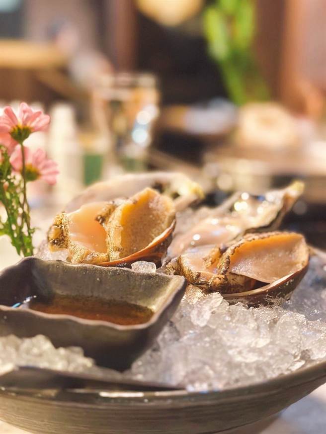 养心殿活动期间邀请民眾完成神秘小任务，就能再享用顶级生蚝、鲍鱼以及蔓越莓汁。（养心殿精致锅物提供）