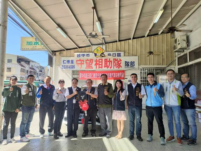 新车交接仪式于13日上午10时30分举办，包括民政局长吴世玮、市议员吴琼华、林昊佑、曾威及乌日区长林崇懿、仁德里妈祖文化推广协会理事长赖金练、仁德里长洪炳煌等多位地方人士一同到场见证。（潘虹恩摄）