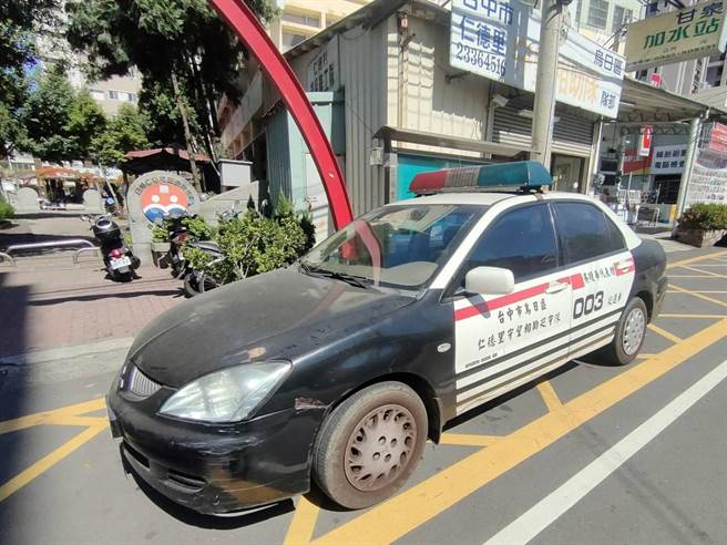 台中市乌日区仁德里守望相助队巡逻车已陪伴守望相助队逾20年，近期常发生抛锚、车辆无法发动等大小状况，守望相助队每每执勤都要再三检查才敢上路。（潘虹恩摄）