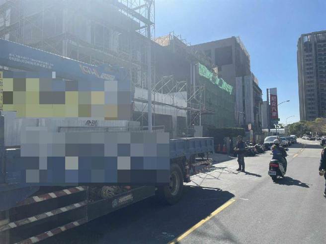 台中市南屯區建築工地傳出意外，1名工人從4樓高鷹架上摔落至2樓，傷重不治。(民眾提供)