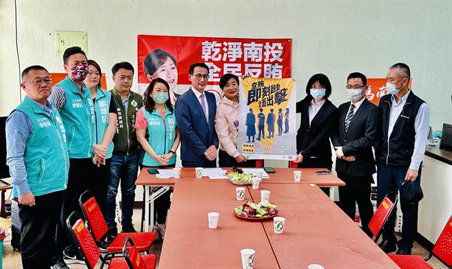 南投地检署检察长张云绮（右三），宣示检警调查察贿选决心。（廖志晃摄）