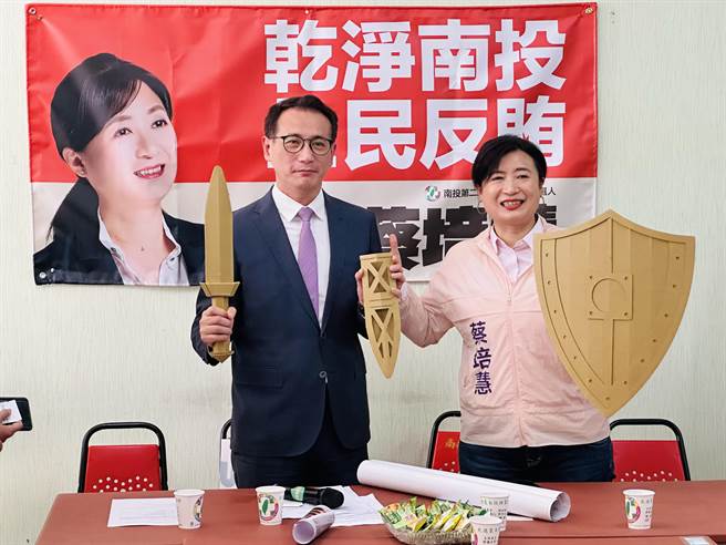 立委郑运鹏（左），赠送正义之剑与盾牌给蔡培慧。（廖志晃摄）