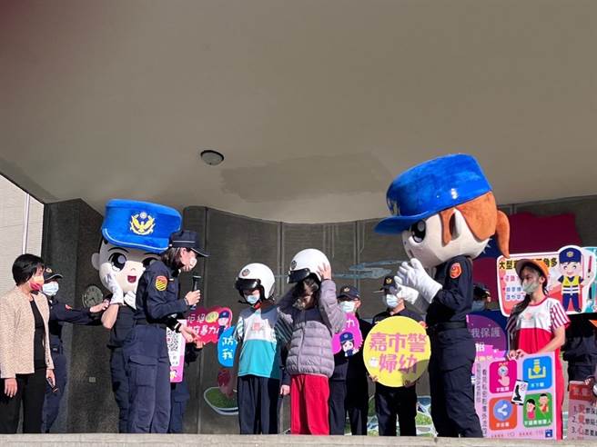 今天開學，嘉義市「警察娃娃」大玩偶到國小宣導兒童自我保護觀念。（嘉義市警察局提供／廖素慧嘉市傳真）