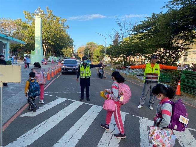 嘉義市警察局到國小宣導執行護童專案。（嘉義市警察局提供／廖素慧嘉市傳真）